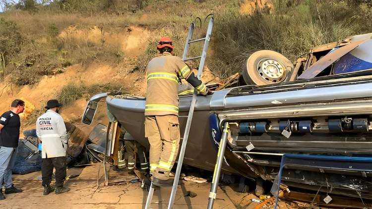 Ônibus com torcedores do Vale do Paraíba capota e deixa mortos na Grande BH