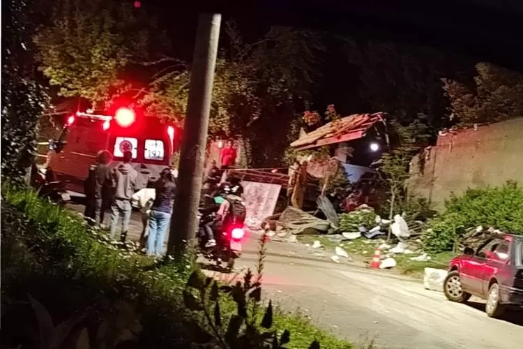 Caminhão desgovernado desce ladeira e bate forte em muro; uma pessoa morreu