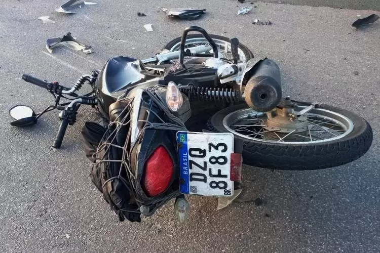 Motociclista de 25 anos morre após colisão com carro de passeio no bairro do Feital 