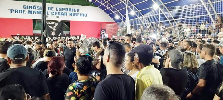 Populares lotam a Quadra Coberta para o adeus a torcedores vítimas do acidente na Fernão Dias