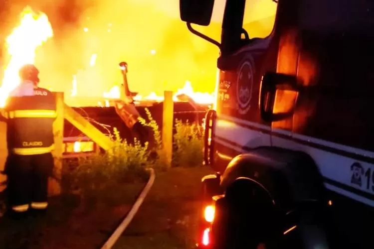 Corpo de Bombeiros é acionado para combater incêndio em sobrado na Vila Natal