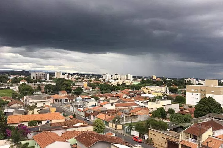 Meteorologia alerta para riscos de alagamentos e deslizamentos de terra no mês de dezembro
