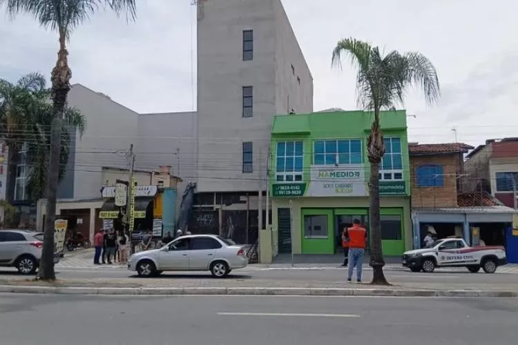 Defesa Civil interdita obras de construção de prédio de três andares na rua Juca Esteves