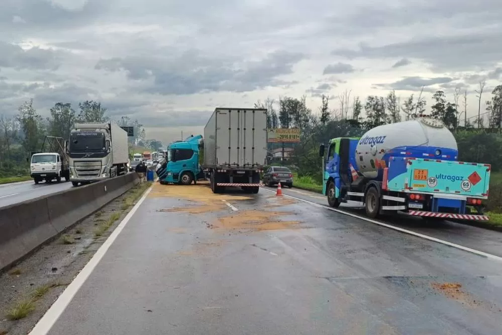Carretas se envolvem em colisão no Km 98 e bloqueia trecho da Via Dutra