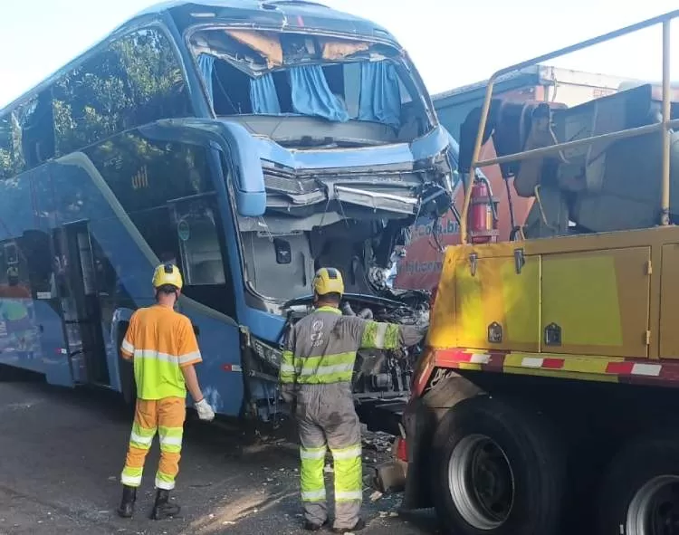 Motorista de ônibus morre durante engavetamento no Km 107 da Via Dutra
