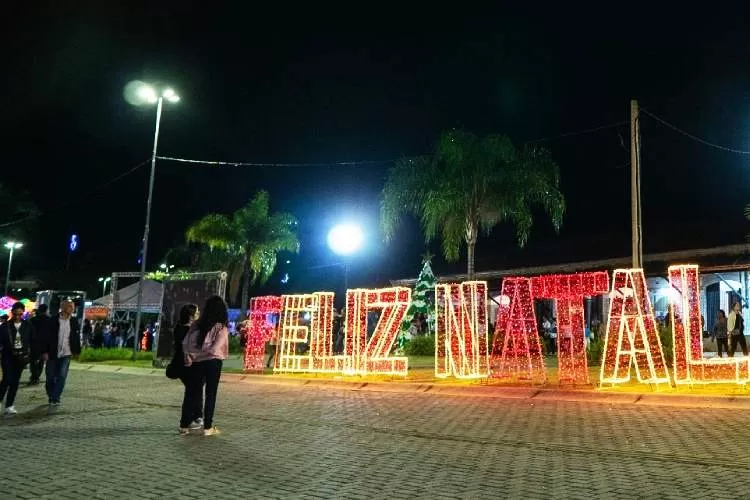 Praça Sete de Setembro oferece programação natalina com apresentações de talentos da cidade 
