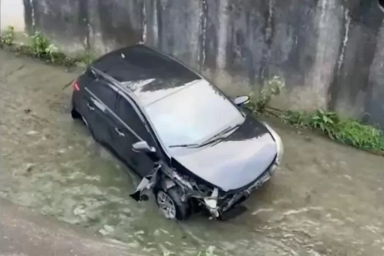 Carro cai em córrego na Avenida Teotônio Vilela e duas mulheres ficam feridas