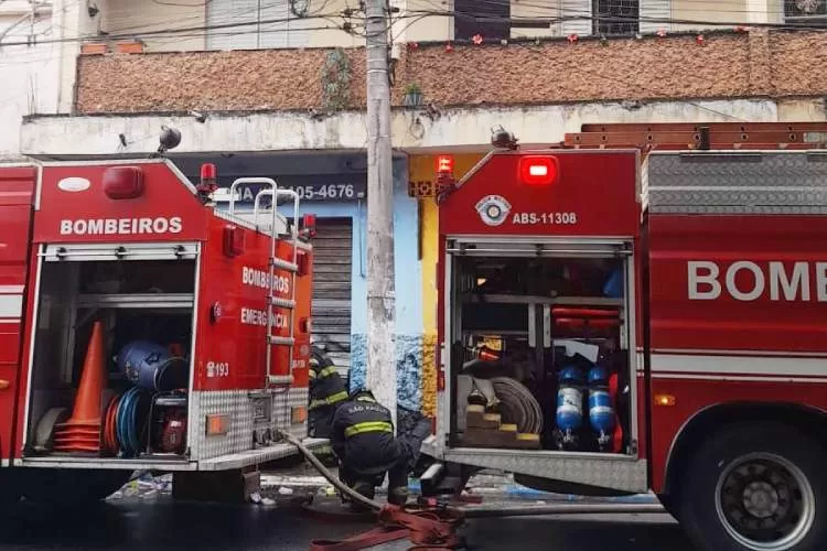 Incêndio na manhã deste domingo destrói depósito de materiais eletrônicos