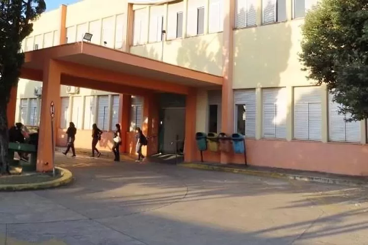 Mulher de 24 anos morre após motocicleta colidir contra árvore no anel viário da Santa Cecília