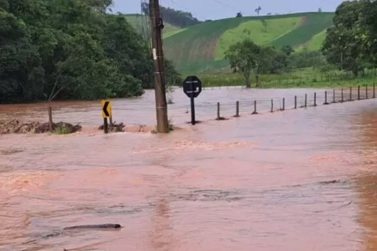 Chuva torrencial continua preocupando população do Vale do Paraíba