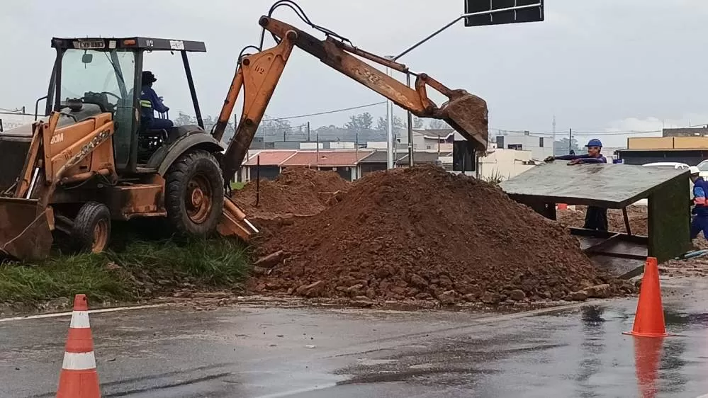 Sem água, população de Moreira César recebe caminhões-pipa da Sabesp