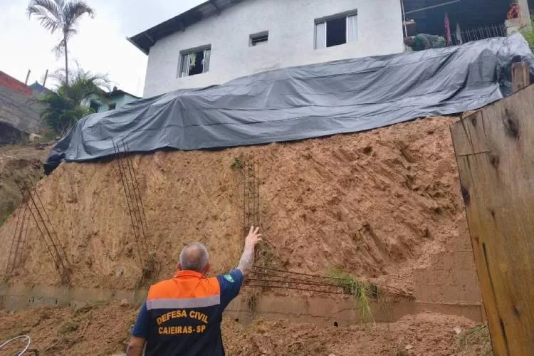 Defesa Civil de SP mantém 30 municípios em estado de atenção para risco de deslizamentos