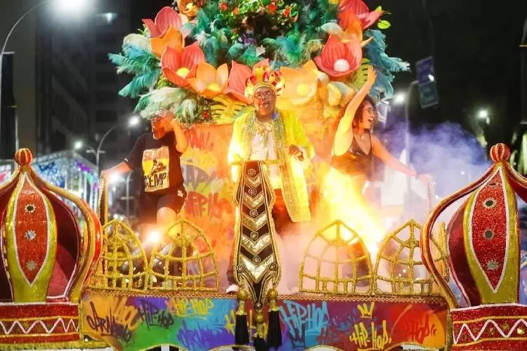 Escolas de samba voltam em grande estilo no carnaval de rua na Capital do Vale
