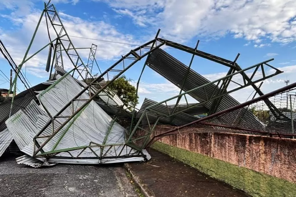 Forte chuva na tarde desta quarta-feira causa estragos e mobiliza Defesa Civil em Taubaté