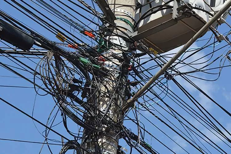 Concessionária inicia mutirão para retirar fios irregulares em 50 ruas de Pindamonhangaba