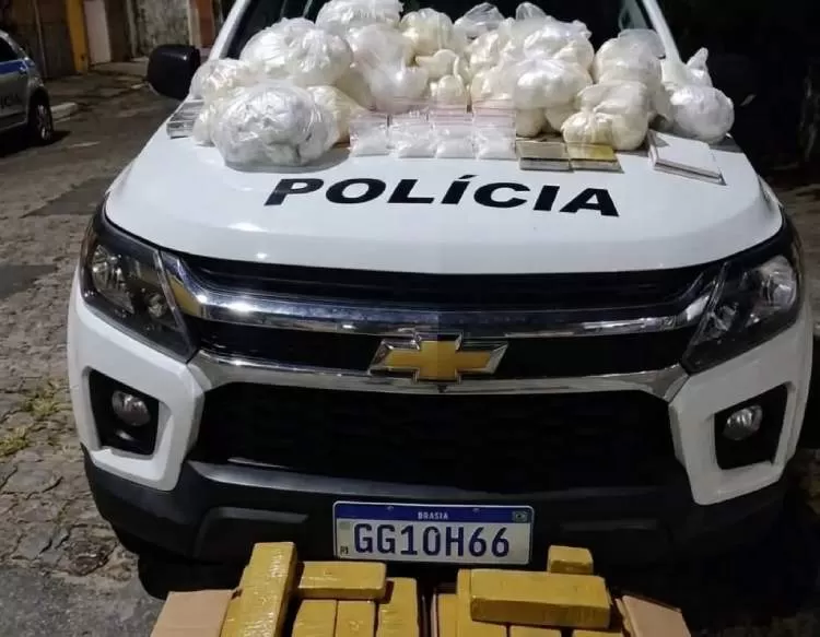 Mulher é presa com cerca de 50 kg de drogas na noite de segunda-feira