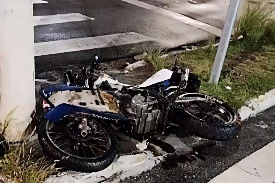 Motociclista de 31 anos morre em acidente após bater em automóvel na Avenida Charles Schnneider