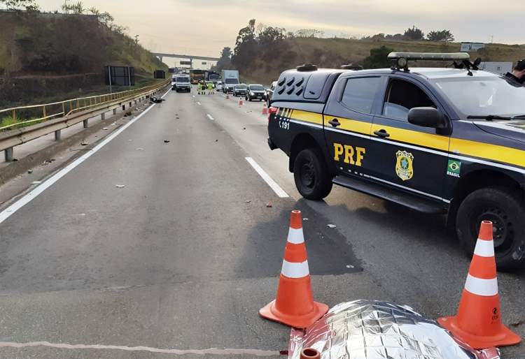 Motociclista de 44 anos morre em acidente envolvendo caminhão na Via Dutra
