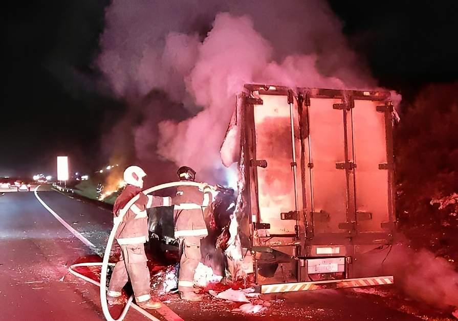 Caminhão com 2,5 toneladas de carne de frangos pega fogo na Carvalho Pinto