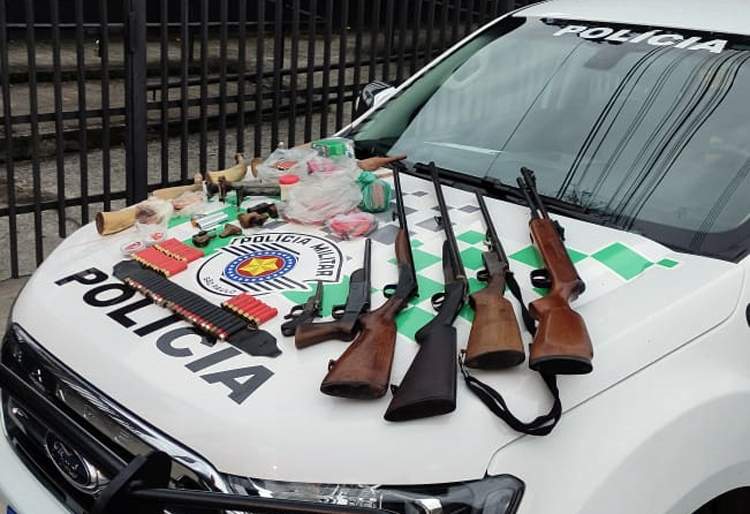 Homem é preso e multado por posse de várias arma de fogo e caça ilegal