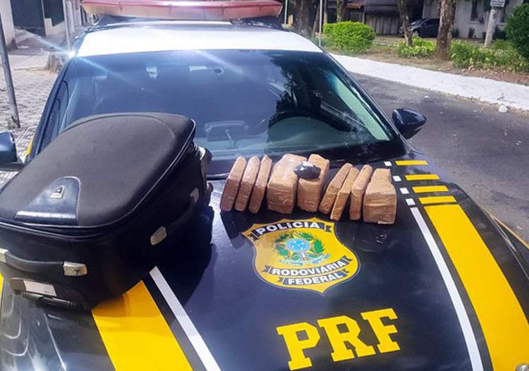 PRF apreende 5 Kg de maconha com passageira em veículo de aplicativo na Via Dutra