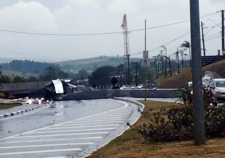 Tempestade na região causa estragos, falta de energia e queda do pórtico no principal acesso a Pindamonhangaba 