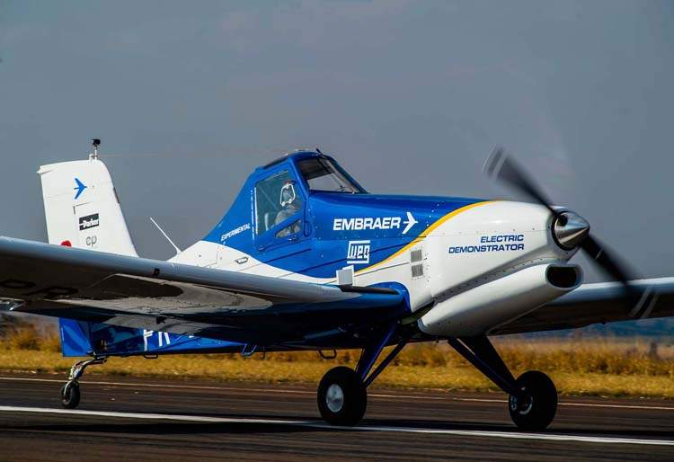 Avião elétrico produzido pela Embraer será exposto publicamente pela primeira vez