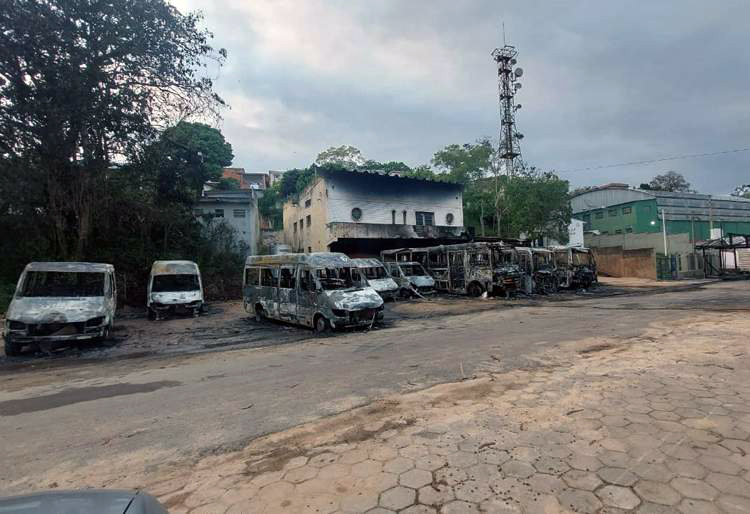 Incêndio em garagem da Prefeitura destrói ao menos 12 veículos oficiais 