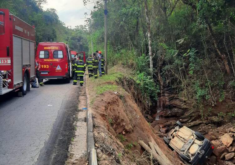 Dois ficam feridos após veículo capotar e cair em córrego às margens da rodovia Oswaldo Cruz