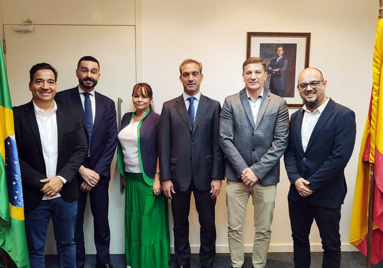 Embaixada da Espanha recebe comitiva pindamonhangabense que busca investimentos de empresas daquele país 