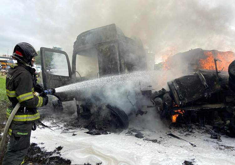 Carreta com carga de sucata e carro pegam fogo na Via Dutra após colisão no Km 109 