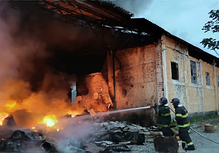 Bombeiros combatem incêndio em galpão abandonado da antiga fábrica da Nobrecel
