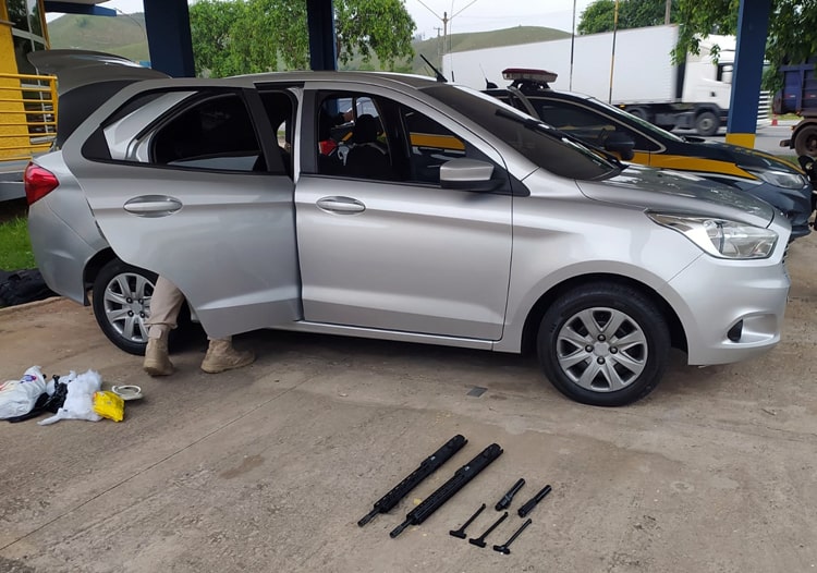 PRF apreende peças de fuzis escondidas na poltrona de carro na Via Dutra