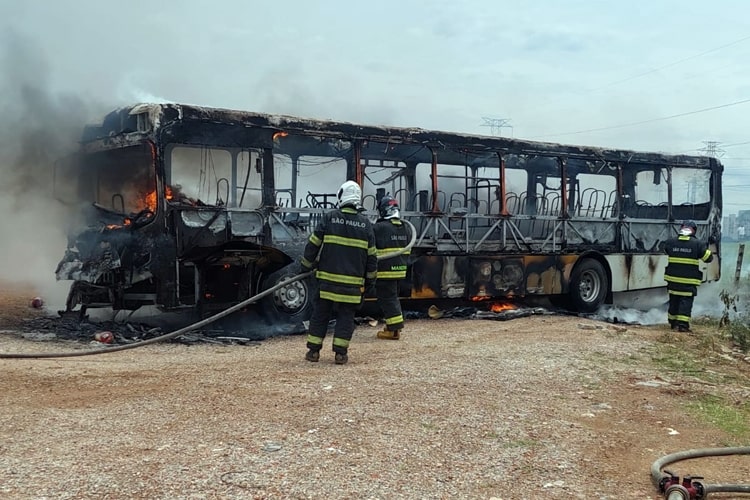 Fogo destrói ônibus do transporte público em estacionamento na Via Tatetuba