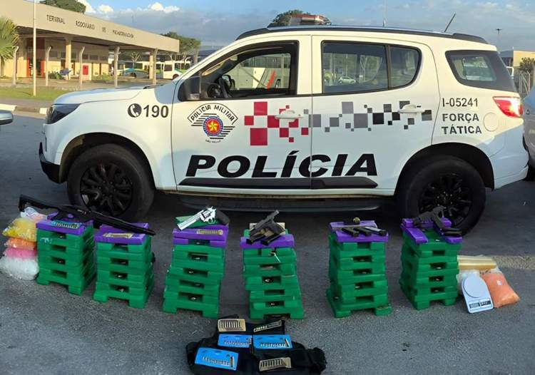 Polícia Militar prende dupla com cerca de 100 kg de drogas e armamentos 