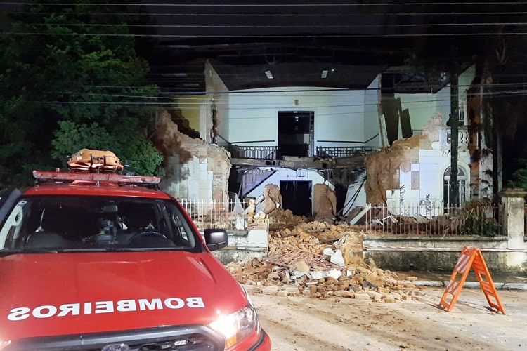 Prédio antigo que abrigou prefeitura desaba no centro histórico da cidade