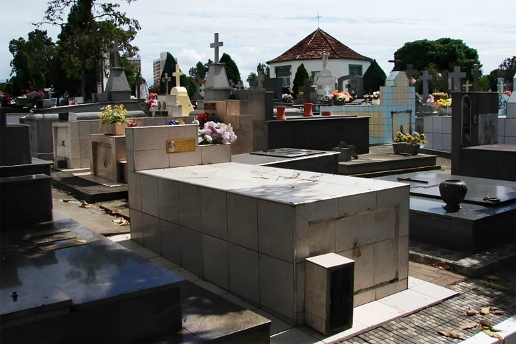 Vale do Paraíba tem quinta-feira de culto aos antepassados e visitação aos cemitérios