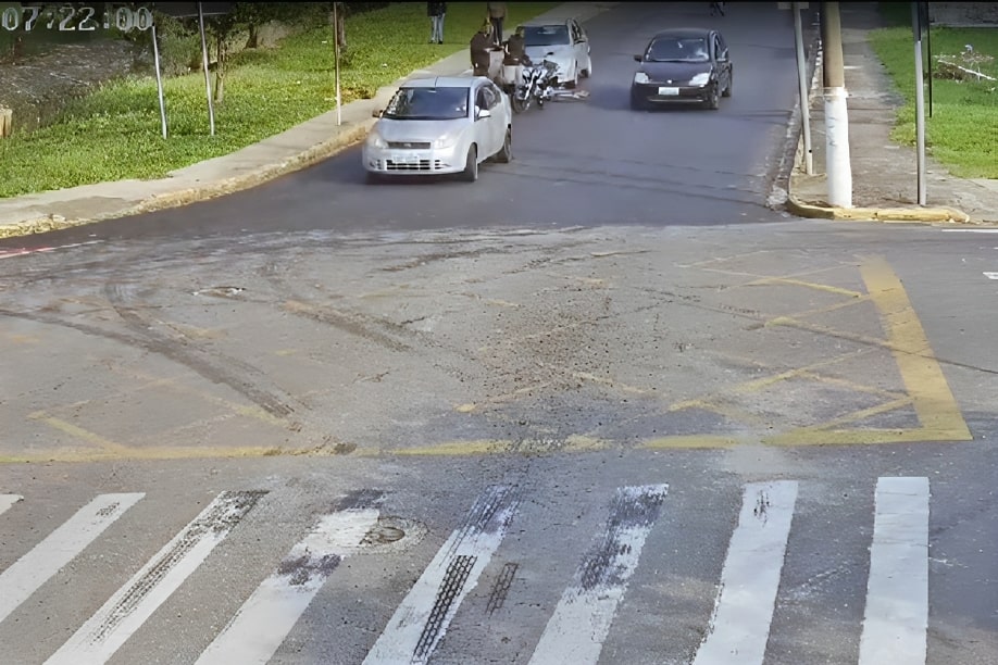 Polícia identifica criminosos envolvidos em roubo a motociclista no Túnel do Mombaça 