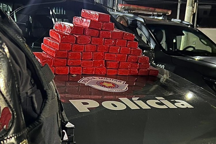 Policiais do Baep prendem trio de traficantes na Vila São Bento e apreendem 50 tijolos de maconha 