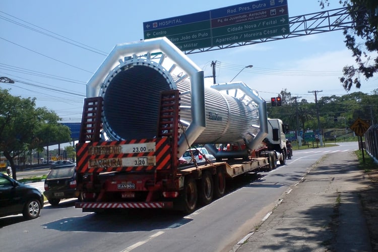 Carreta de grandes proporções obstrui tráfego de veículos no Anel Viário de Pinda