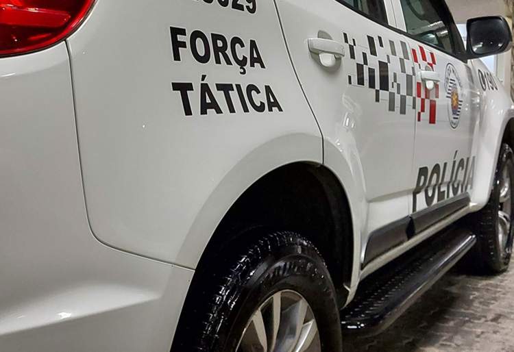 Homem ferido a tiros em estacionamento no Cecap morre no caminho do hospital