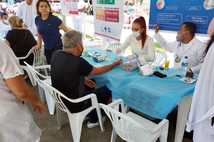 Novembro Azul e ações de prevenção à diabetes e à saúde do homem movimentam praça Monsenhor Marcondes