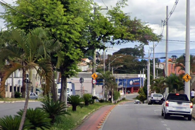 Homem passa mal enquanto dirigia e morre após bater em árvore no bairro do Bonfim