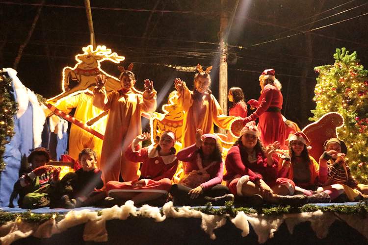 Santo Antônio do Pinhal promove Parada de Natal e chegada do Papai Noel