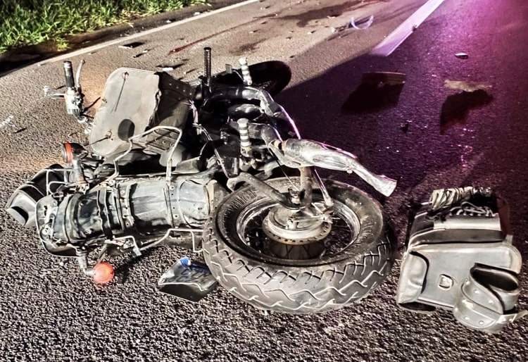 Carro bate na traseira de moto; passageira morre atropelada e motociclista sofre ferimentos graves