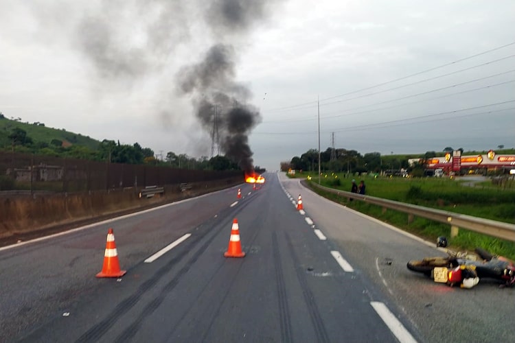 Via Dutra registra morte por atropelamento seguida de colisão traseira e carro em chamas