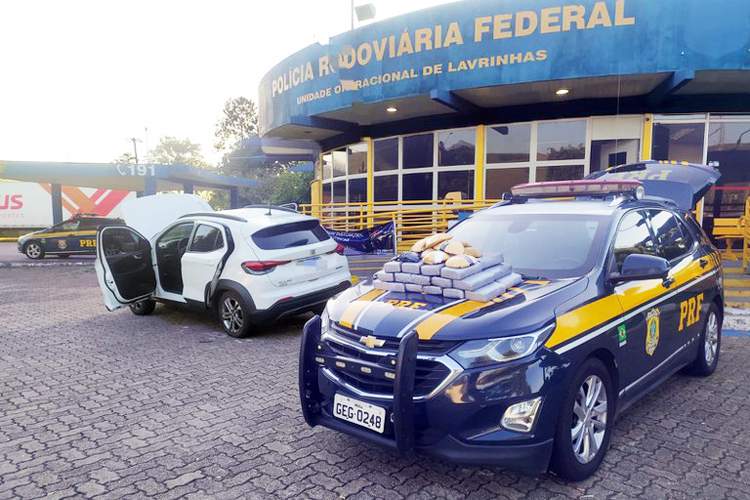 Policiamento rodoviário apreende mais de 30 kg de cocaína e recupera veículo na Via Dutra
