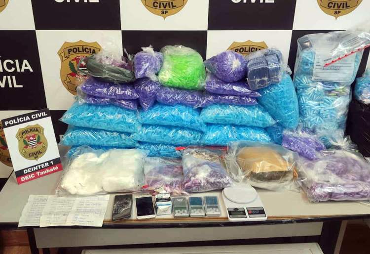Polícia Civil prende três pessoas e apreende 12 kg de drogas no bairro Barreiro