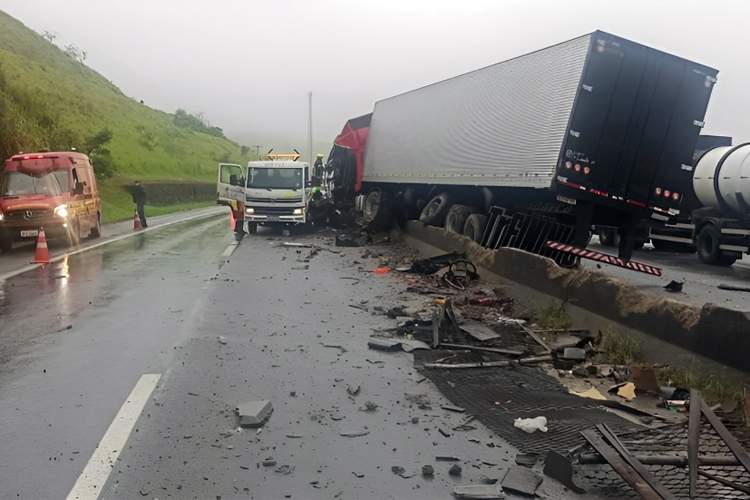 Duas pessoas sofrem ferimentos graves durante acidente entre carretas na Via Dutra